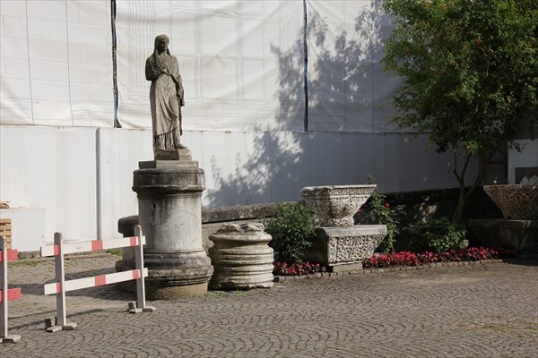 130-Женская статуя